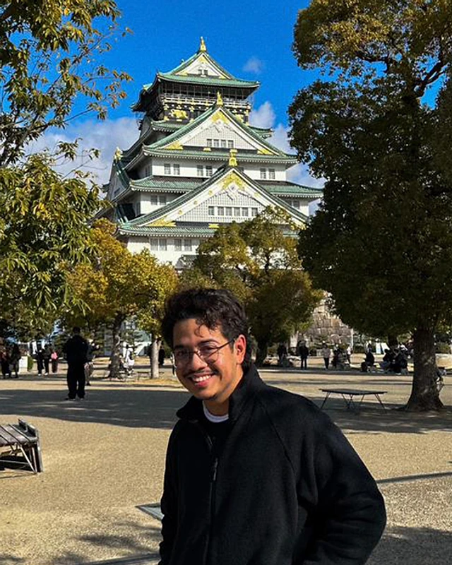 Portrait of Muhammad Faisalhaziq in front of Osaka Castle